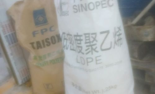 土坑酸菜2.0 網友已看吐 工人赤腳踩姜 踩多了就不辣 ,還向腌制坑口吐白色異物,原料堆馬路腐爛污水橫流 腐臭彌漫