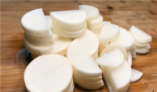 奶奶獨(dú)家秘制腌白蘿卜,不用放鹽,一個晚上就能吃,酸辣又脆爽