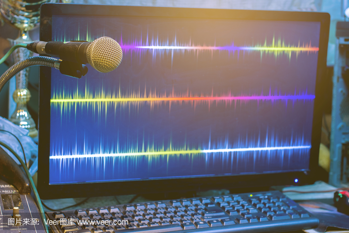 電腦錄音室的麥克風。