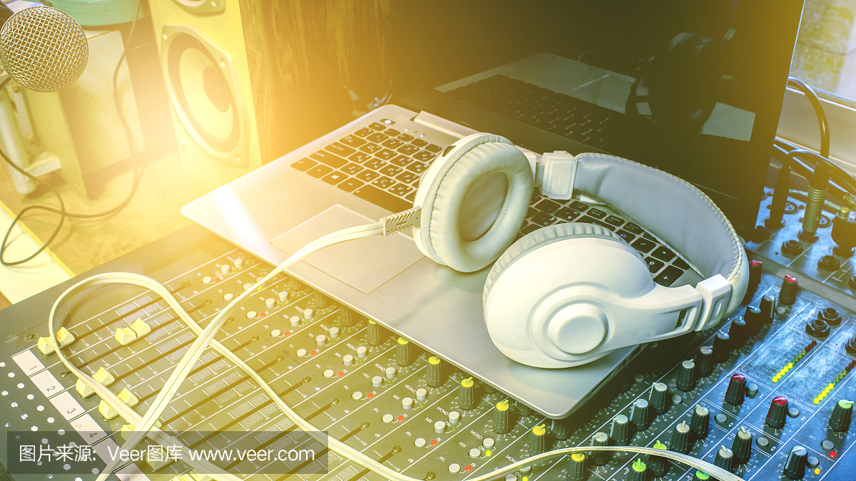 在錄音室監(jiān)聽耳機。