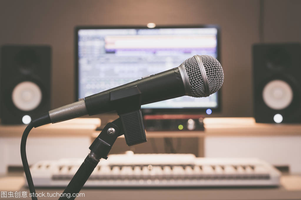 在錄音室麥克風